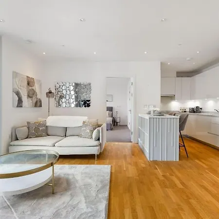 Luxury 2 Bed Apt In Olympic Village